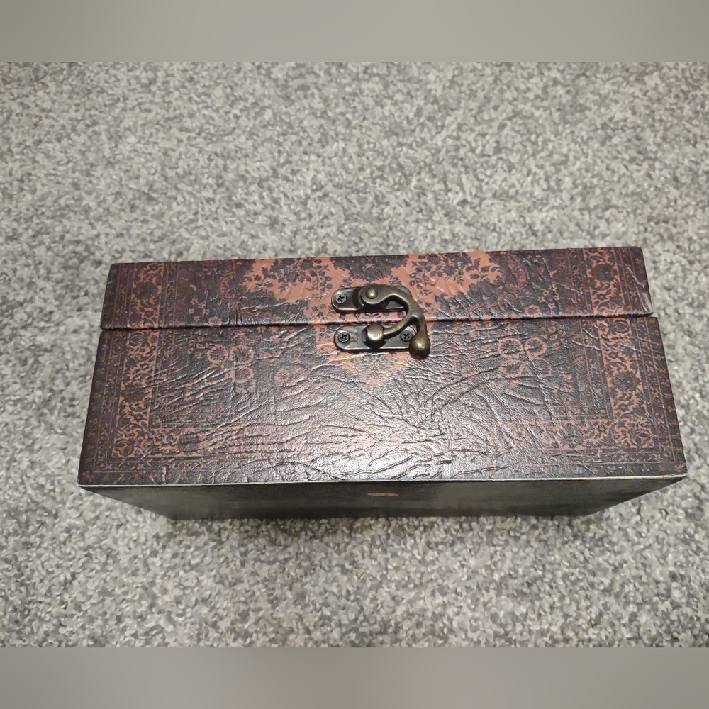 Olde-Worlde Tissue Box - Picture 12 of 16